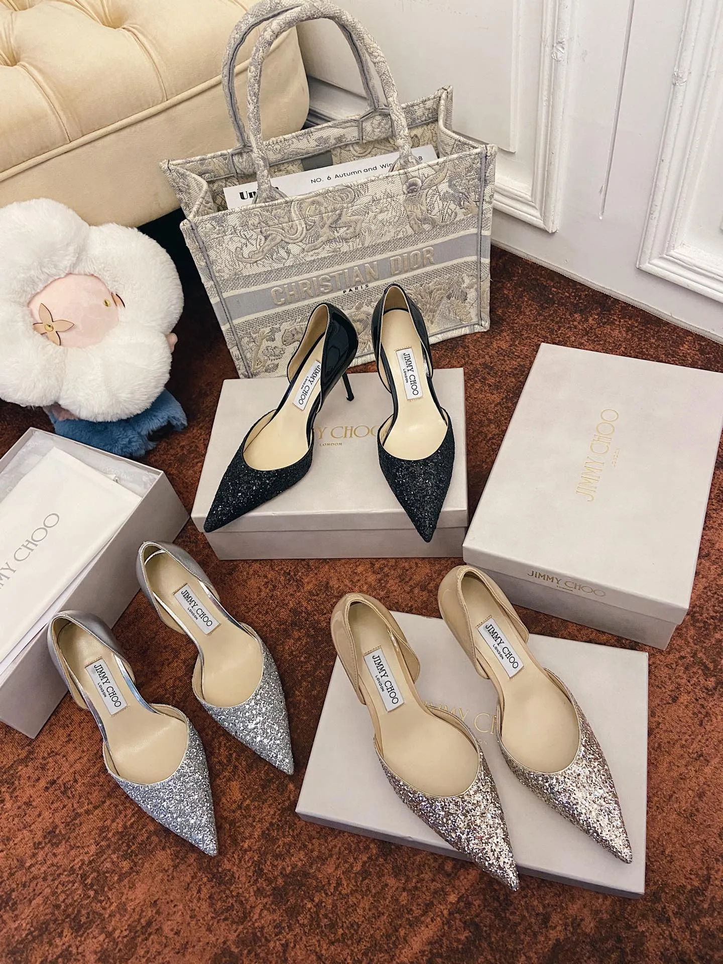 👟👟Ex-factory price 520👟👟 JIMMY CHOO A pair of high heels that can conquer all men👠Easy to wear and versatile, a must-have item for the annual meeting🥂Bilng Bilng is so beautiful that no one can take your breath away Material: Special Crete spliced cow patent leather ➰🍸Sheepskin lining Italian leather outsole Available in three colors: black, nude, silver Size: 34-42 With a height of 8cm, it is packaged simultaneously at the counter!
